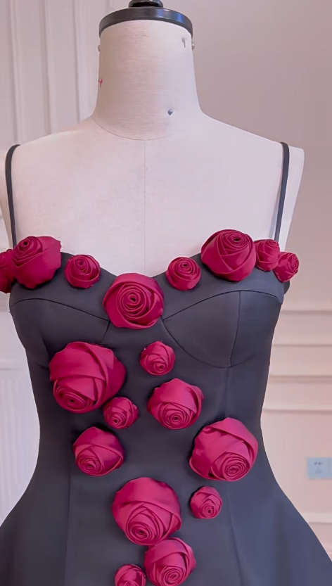 Black suspender skirt with red three-dimensional rose design, slim waist A-line skirt, homecoming dress R5035