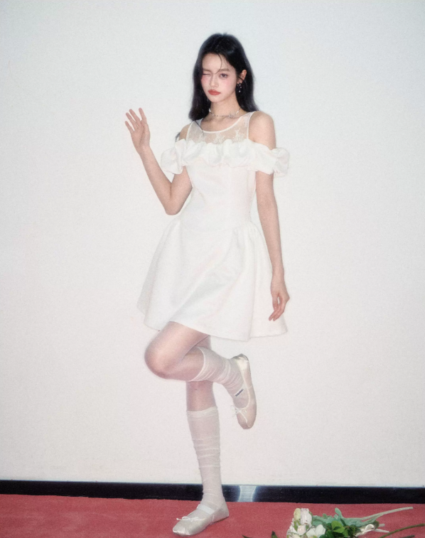 Women French Romantic Style Dress With Sheer Lace Top And Satin Flared Skirt R9415