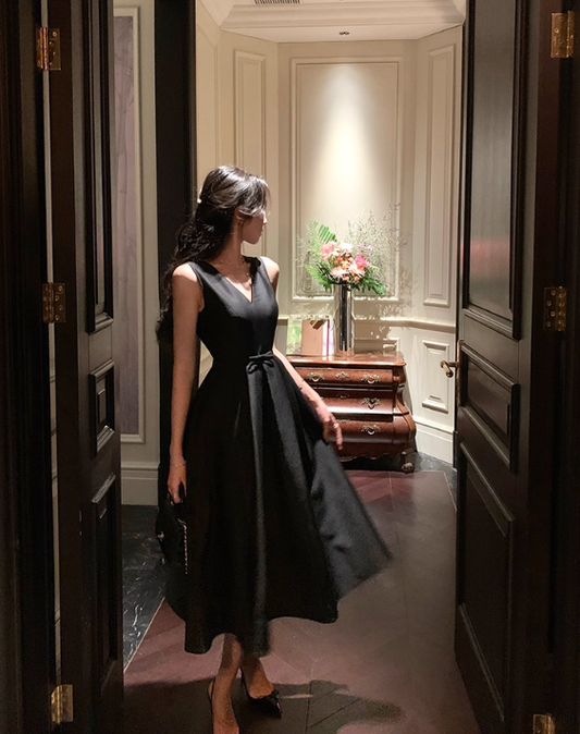 French black V-neck sleeveless dress summer retro Hepburn style waist slimming little black dress R4256