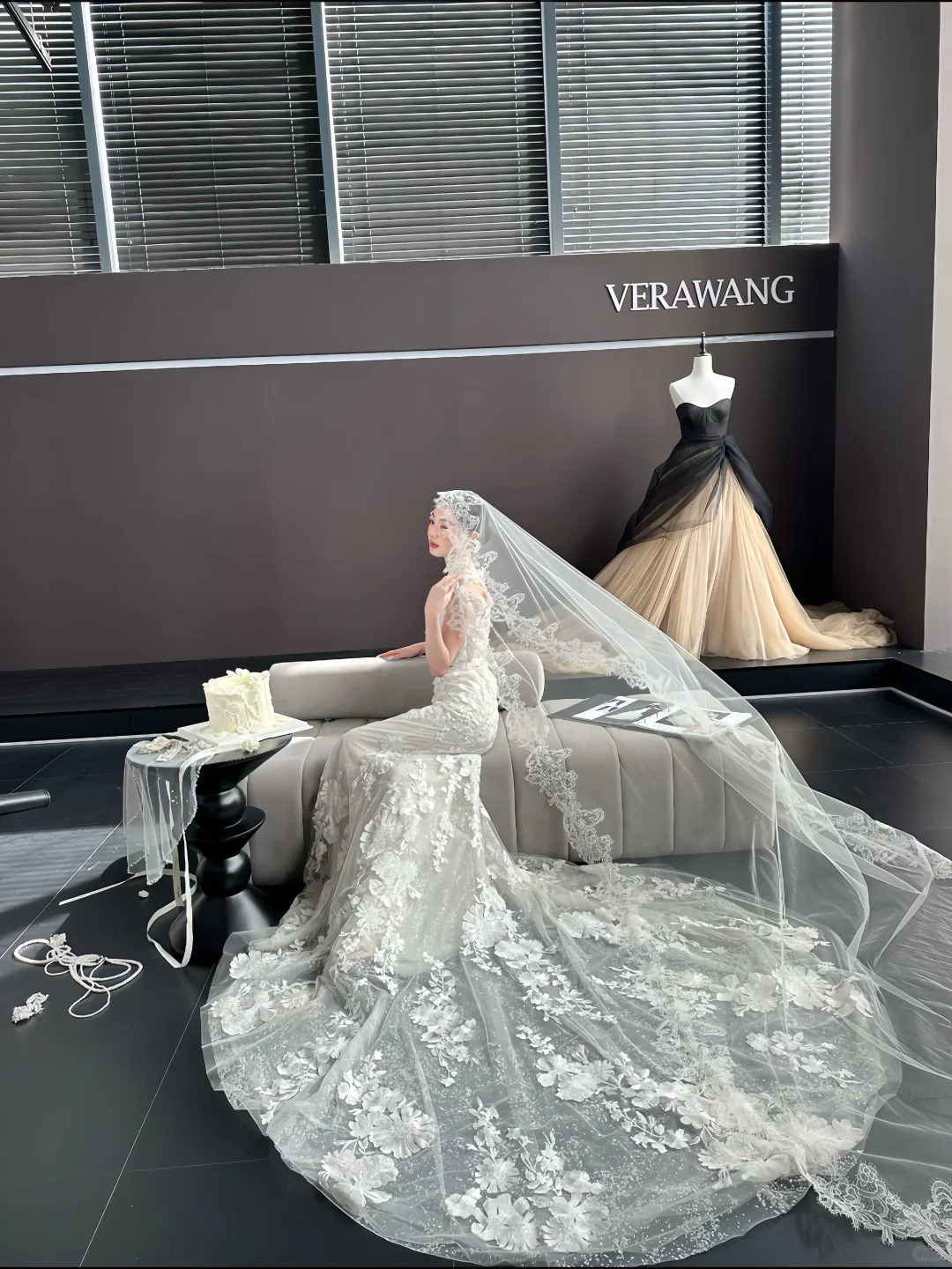 White sleeveless lace waist slim fishtail skirt floor-length wedding dress R6046