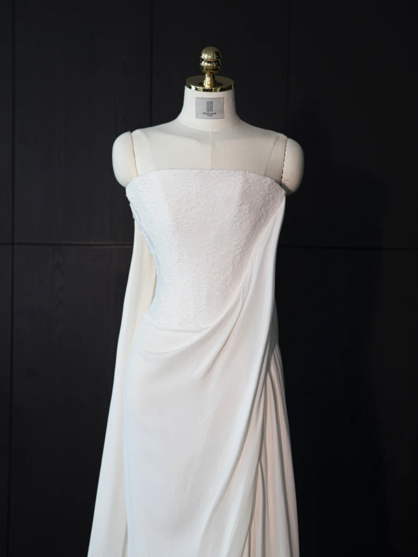 White strapless fitted long ball gown/bridal dress R8961