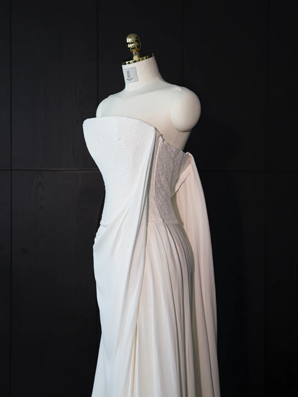 White strapless fitted long ball gown/bridal dress R8961