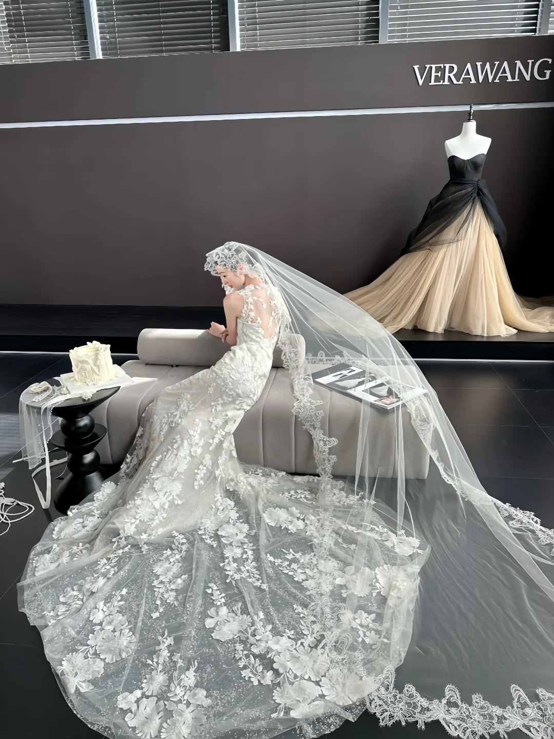 White sleeveless lace waist slim fishtail skirt floor-length wedding dress R6046