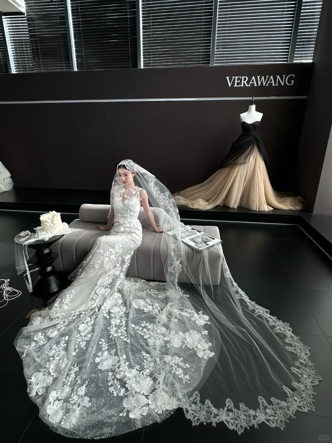 White sleeveless lace waist slim fishtail skirt floor-length wedding dress R6046