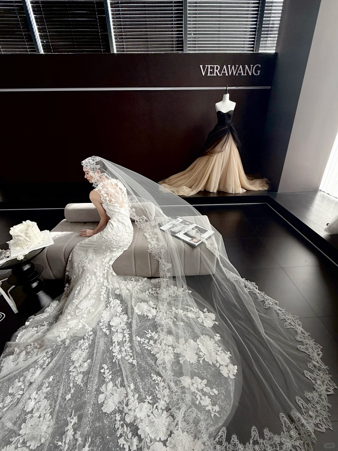 White sleeveless lace waist slim fishtail skirt floor-length wedding dress R6046