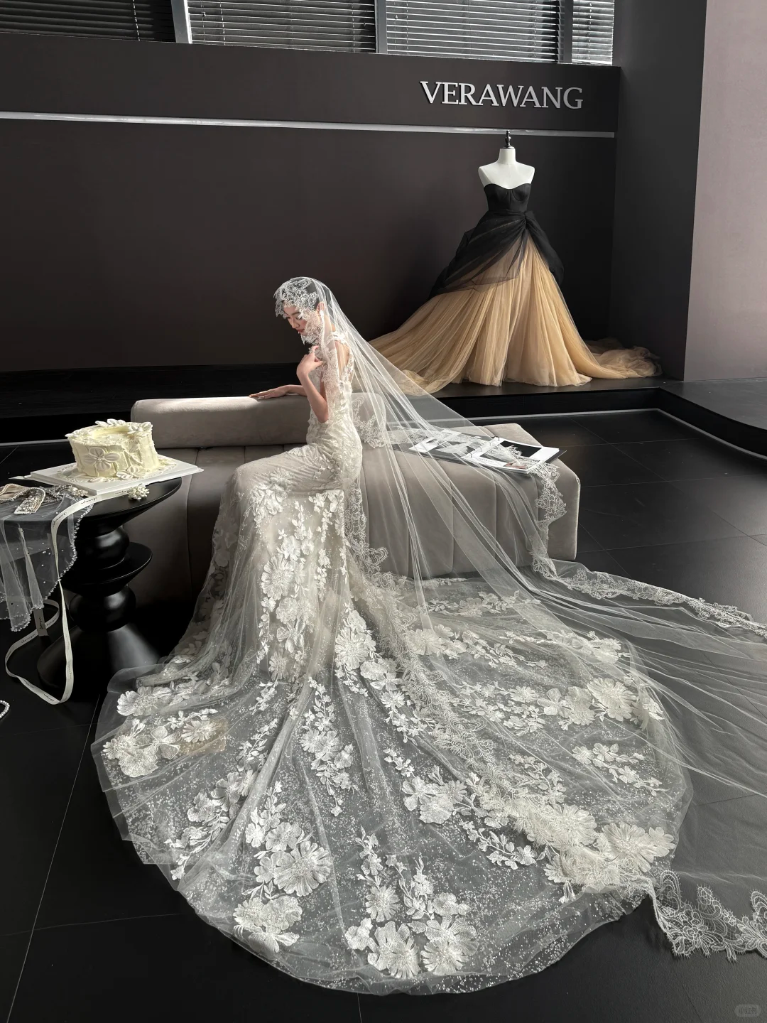 White sleeveless lace waist slim fishtail skirt floor-length wedding dress R6046