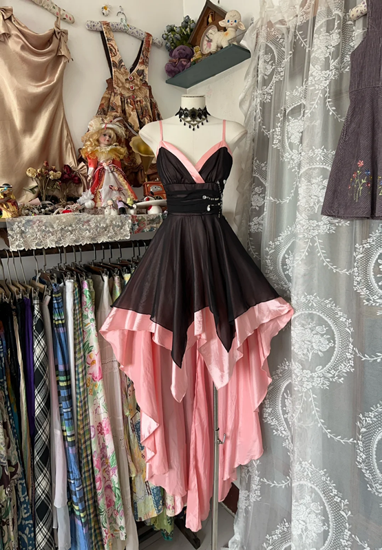 Black halter-neck fitted dress with pink lining skirt for a ball gown R6385