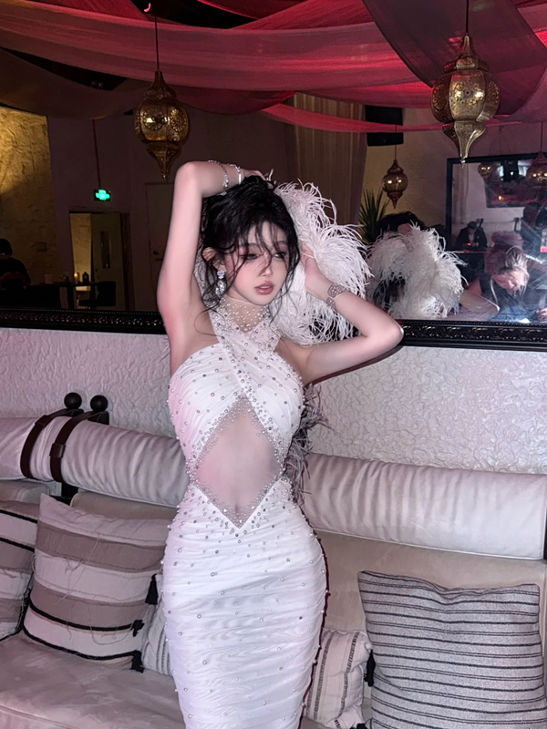 White halter-neck pearl-embroidered, waist-revealing, sexy bodycon long ball gown R7065