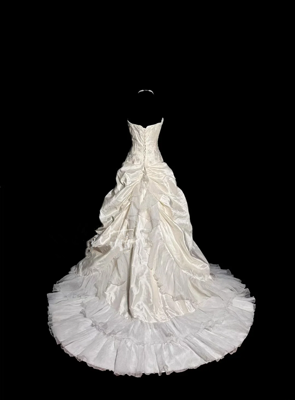 Ivory white strapless fitted waist slim-fitting ball gown with a full skirt R6666