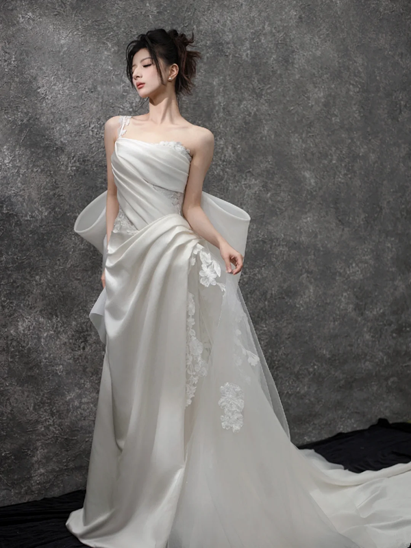 White one-shoulder satin waist slim pleated maxi bridal gown R5792