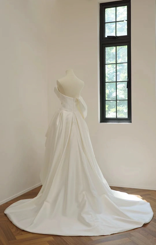 White strapless, fitted satin long ball gown/bridal dress R8537