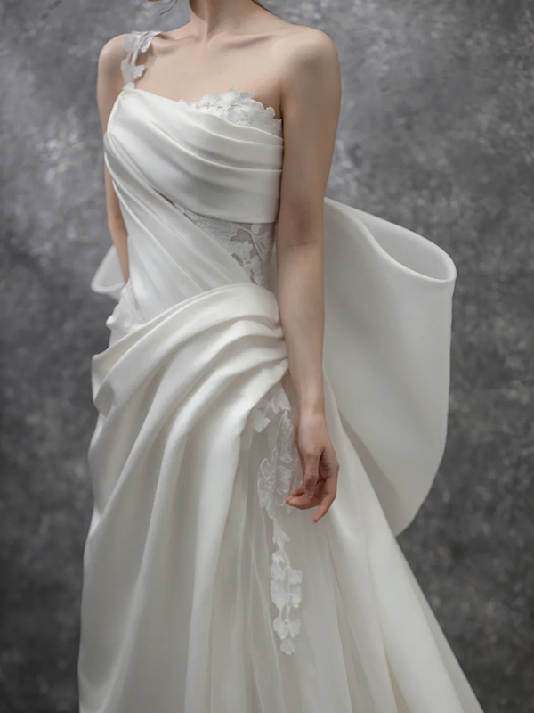 White one-shoulder satin waist slim pleated maxi bridal gown R5792