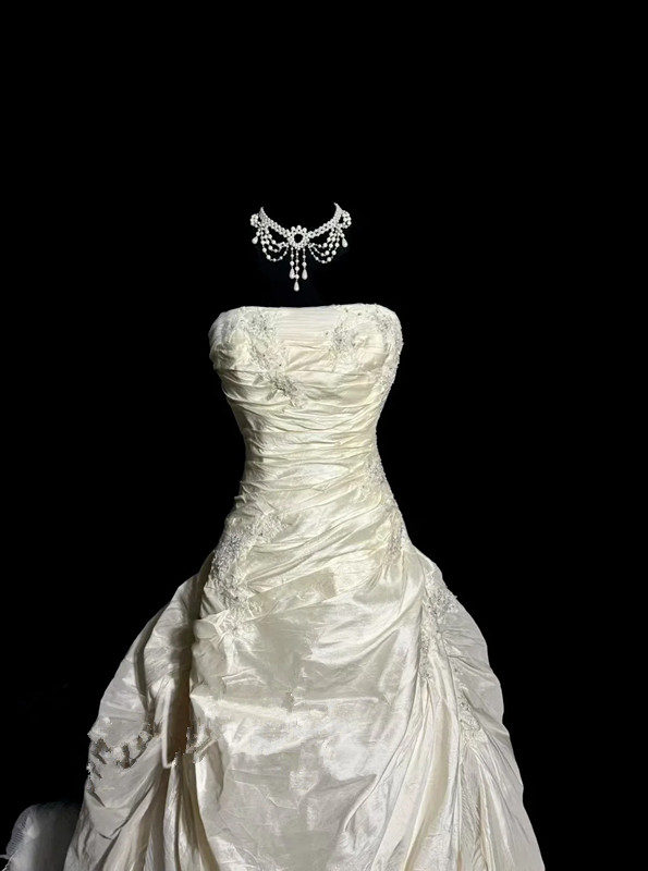 Ivory white strapless fitted waist slim-fitting ball gown with a full skirt R6666