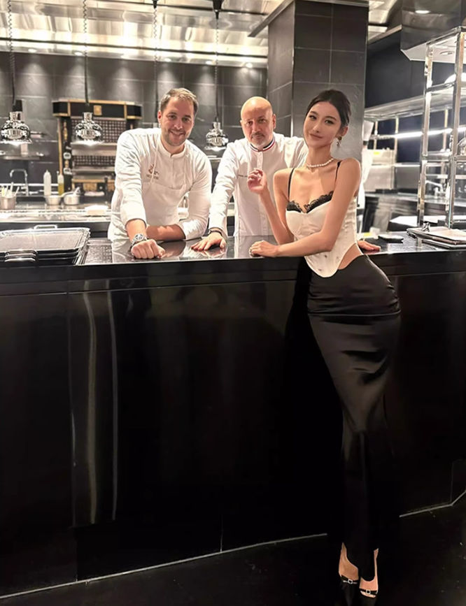 High-grade lace tube top women 2025 large size pleated hip-wrapped fishtail skirt suit R1096