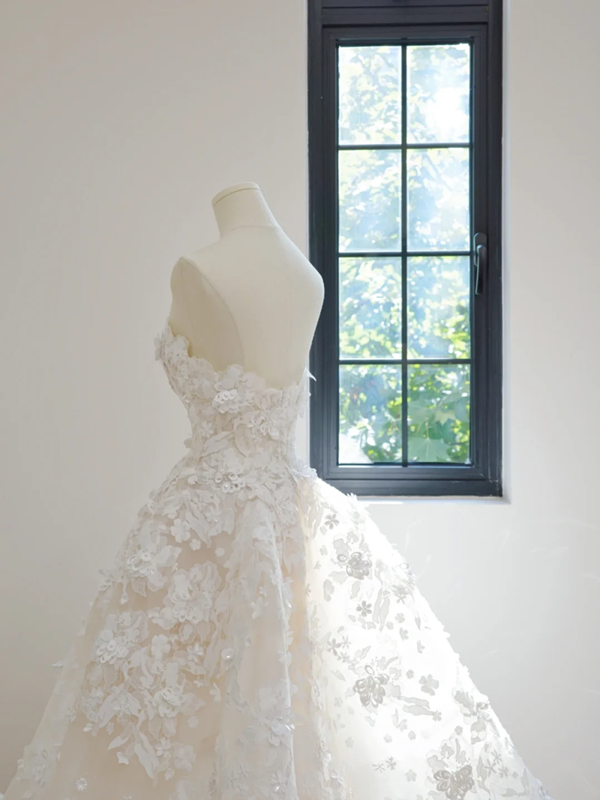 Nude pink lining, white lace strapless bodice, fitted waist, full skirt, long ball gown/bridal dress R8538