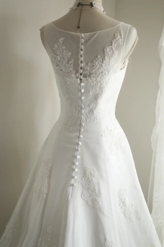 White sleeveless beaded fitted long ball gown/bridal dress R6826