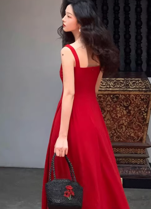 Retro red suspender dress with elegant waist and square neck, gentle A-line long skirt R1431
