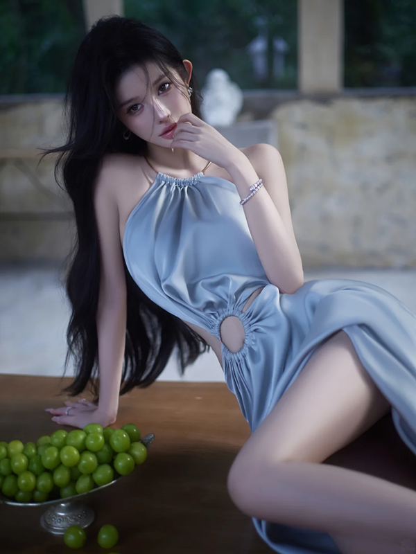 Light blue halter neck and waist-revealing sexy ball gown R7067