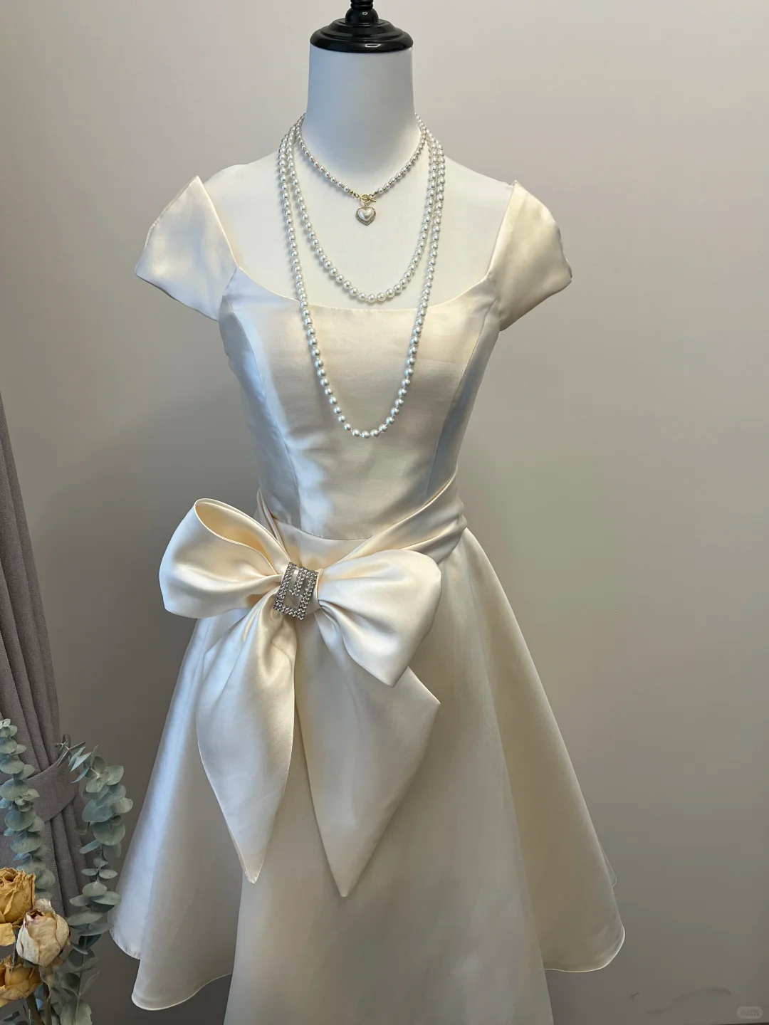 White short sleeve elegant neckline satin waist slim fit short skirt homecoming dress R4168
