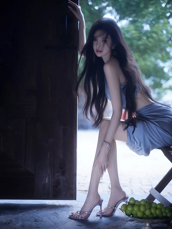 Light blue halter neck and waist-revealing sexy ball gown R7067