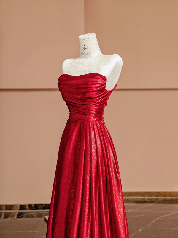 Red strapless, fitted waist, elegant long ball gown/bridal dress R8388