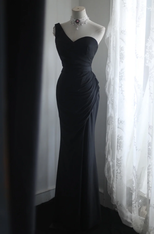 Black one-shoulder halter-neck fitted waist pleated long ball gown R6787