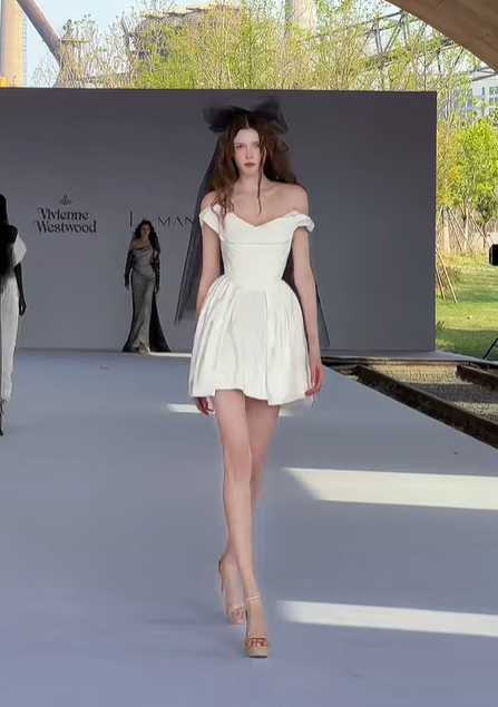 White one-shoulder slim waist and long skirt homecoming dress R4367