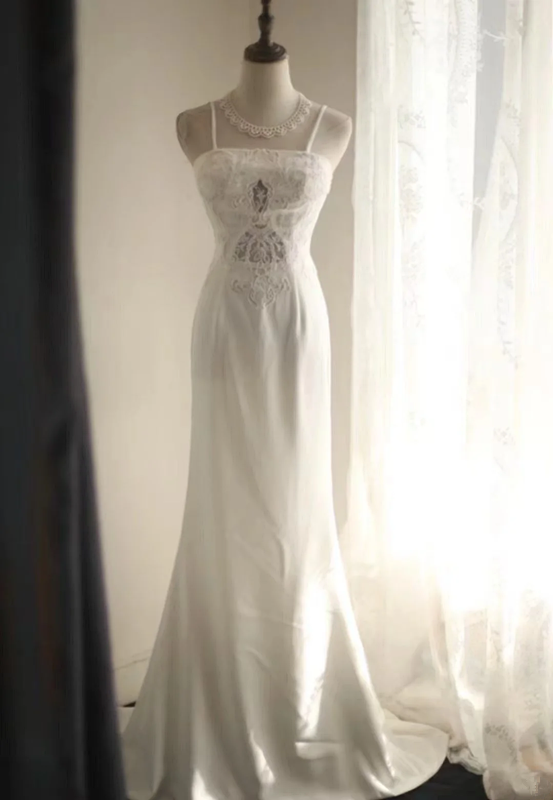 White halter-neck fitted long ball gown R6749