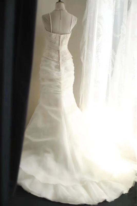 White halter-neck embroidered sexy top with an elegant fishtail skirt for a long ball gown R6750