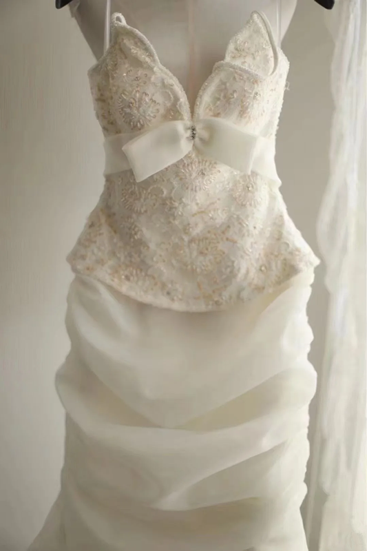 White halter-neck embroidered sexy top with an elegant fishtail skirt for a long ball gown R6750