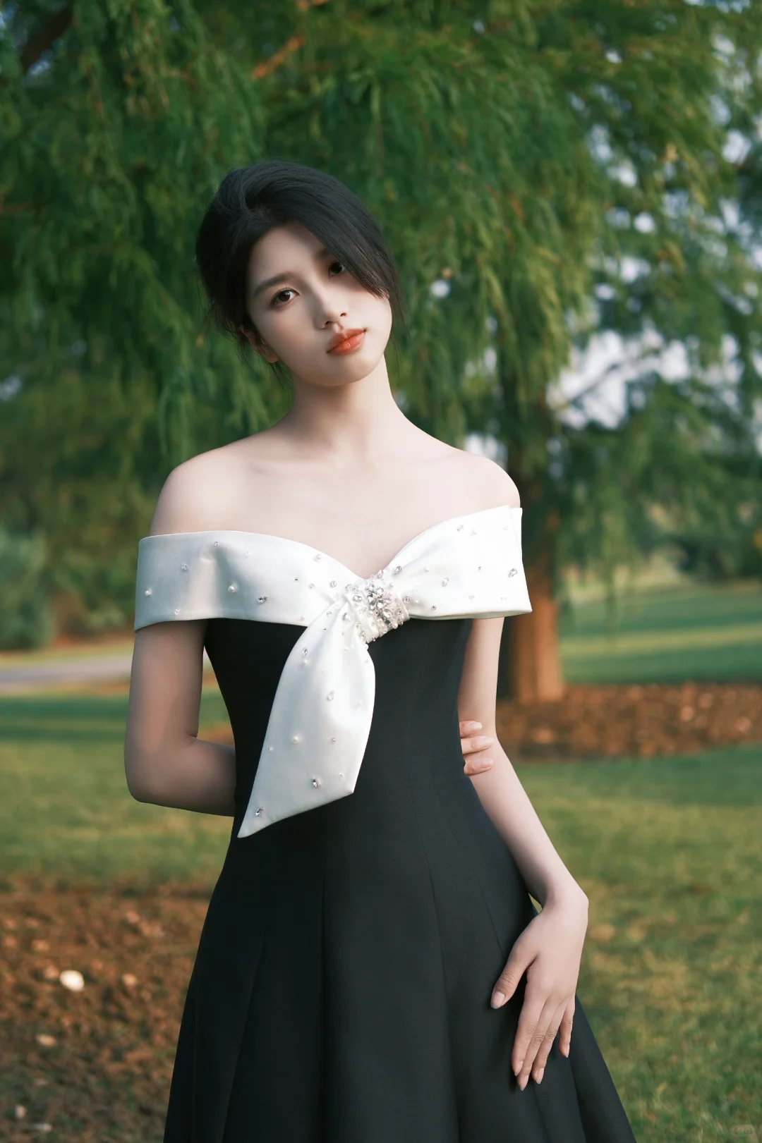 Black short skirt with white neckline, one shoulder, slim waist, A-line short skirt, homecoming dress R4171