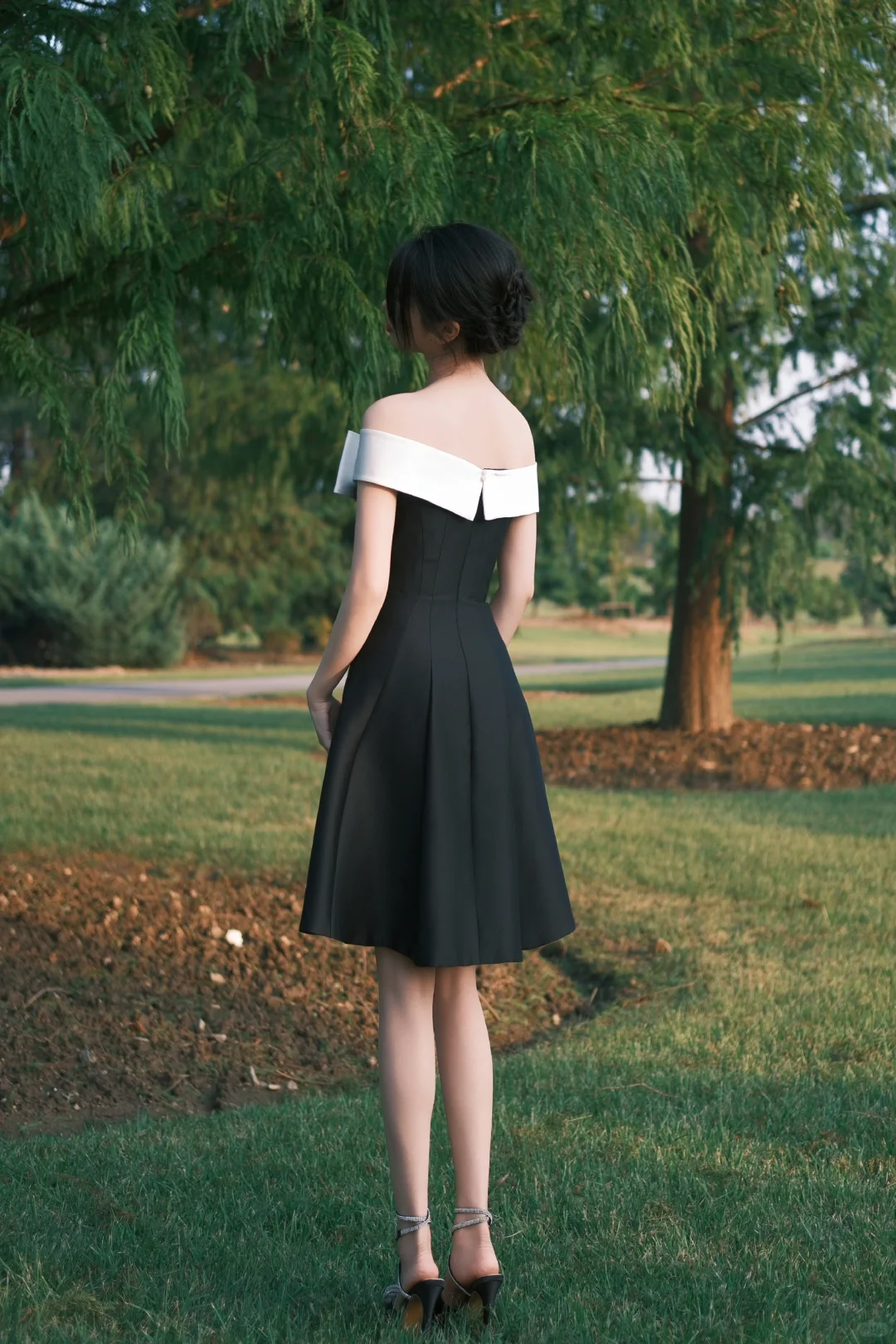 Black short skirt with white neckline, one shoulder, slim waist, A-line short skirt, homecoming dress R4171