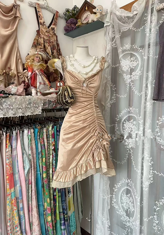 Champagne-colored halter-neck, fitted waist, pleated short ball gown R7510