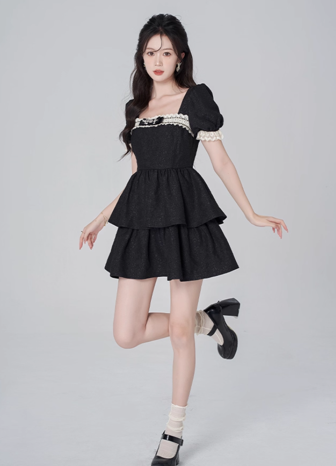 Retro jacquard French dress for women with square collar and lace trim, summer puff sleeves, black slim short skirt R4117
