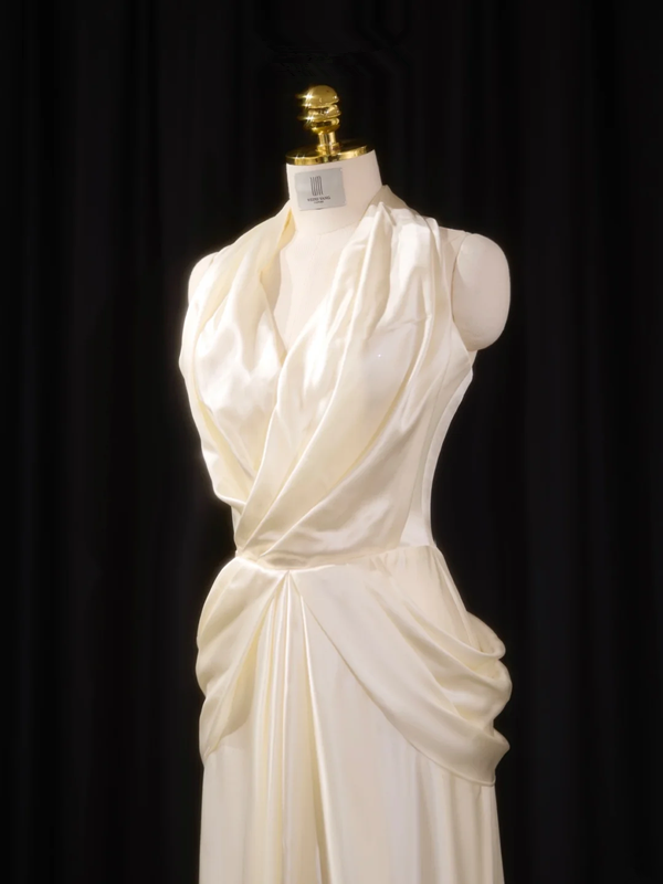 White halter-neck, fitted waist, long ball gown/bridal dress R8909