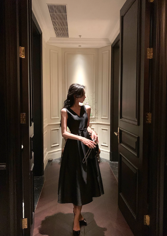 French black V-neck sleeveless dress summer retro Hepburn style waist slimming little black dress R4256