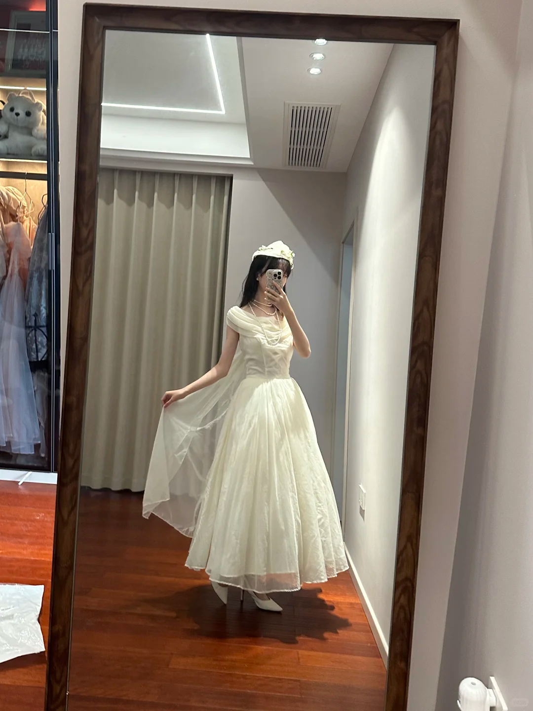 White fitted long ball gown/bridal dress R8850