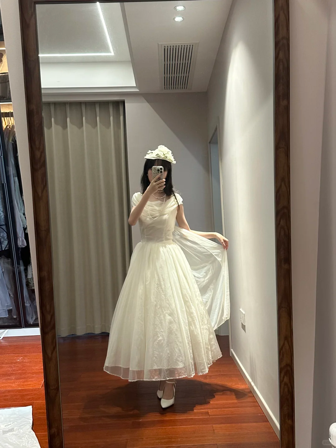 White fitted long ball gown/bridal dress R8850