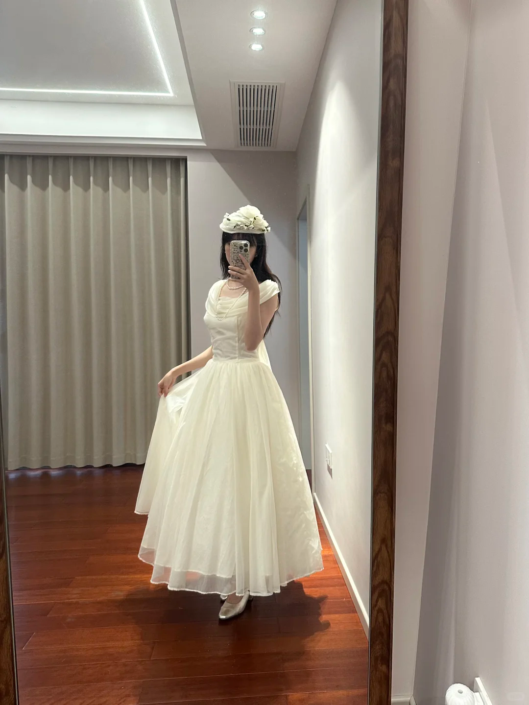 White fitted long ball gown/bridal dress R8850