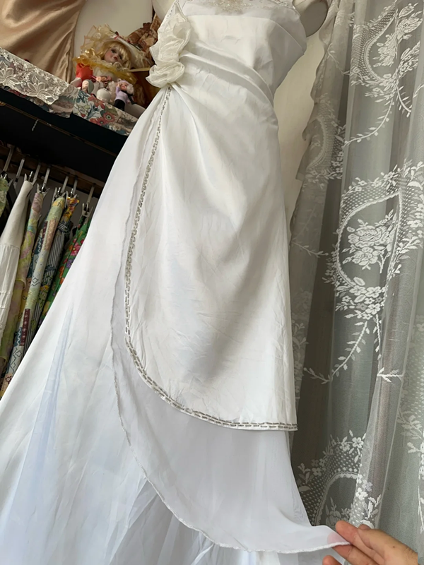 White halter-neck A-line design ball gown R6367