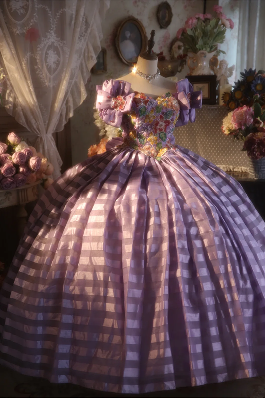 Purple square-neck ball gown with puff sleeves, a cinched waist and a voluminous skirt; bridal gown R7279