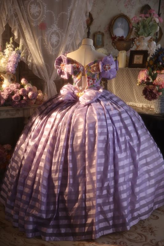 Purple square-neck ball gown with puff sleeves, a cinched waist and a voluminous skirt; bridal gown R7279