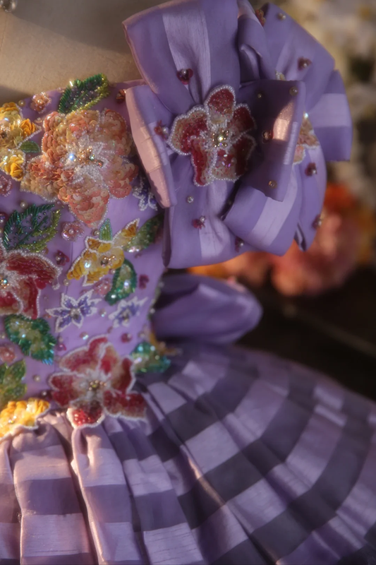 Purple square-neck ball gown with puff sleeves, a cinched waist and a voluminous skirt; bridal gown R7279