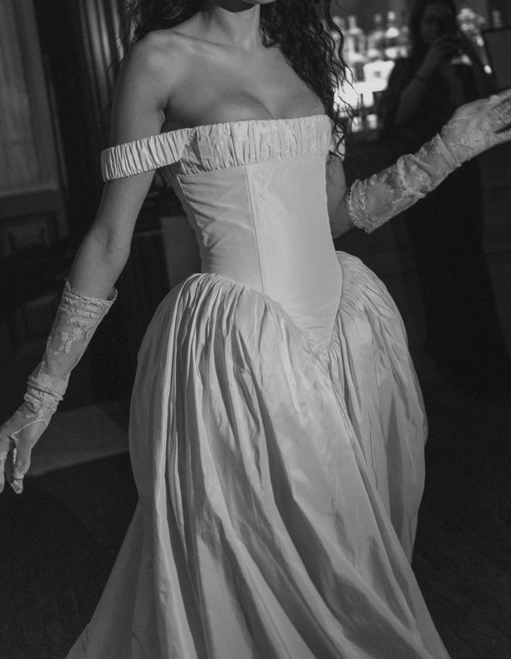 Off Shoulder White wedding dress Elegant Princess Bridal Gown        S7014