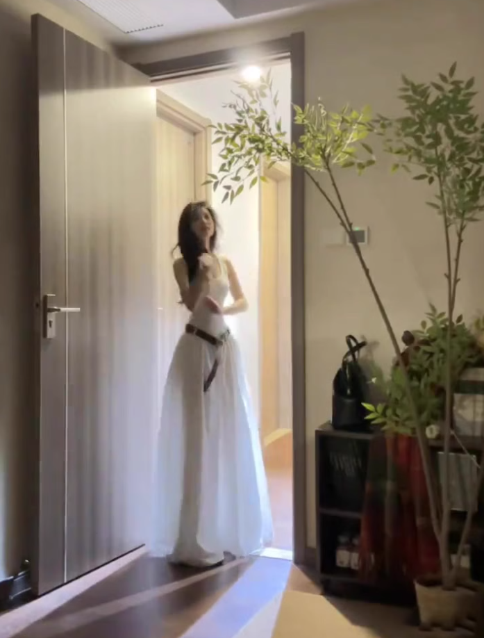 Hot girl wears white sleeveless halter dress with elegant and high-end waist A-line puffy long skirt R0418