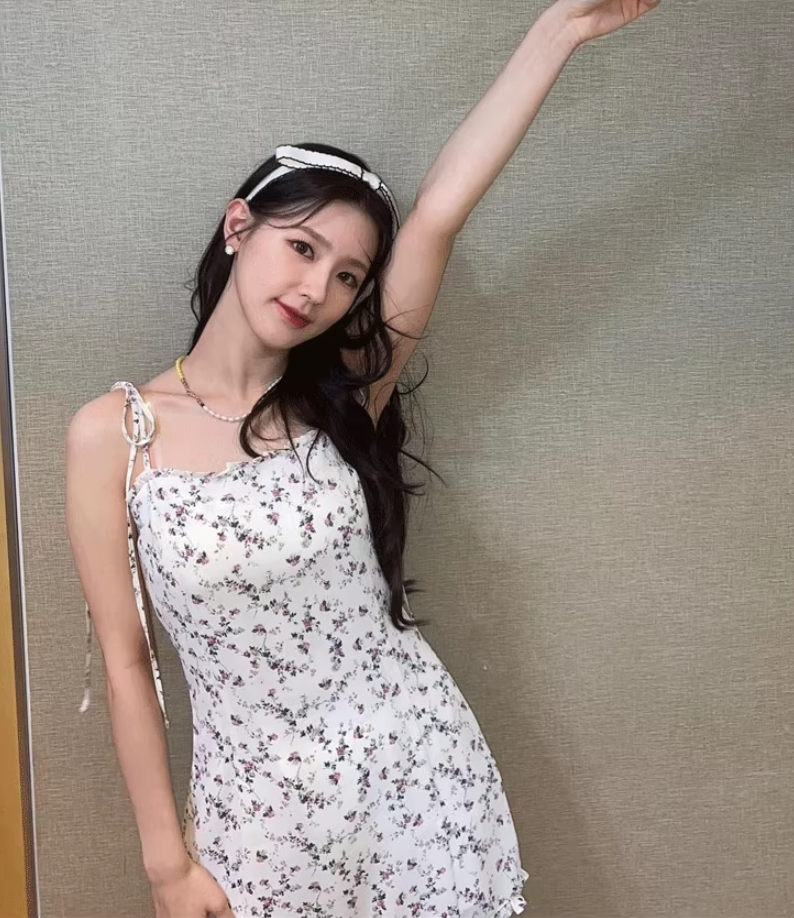 The same style as the stars, the petite and elegant girl's floral suspender dress R2923