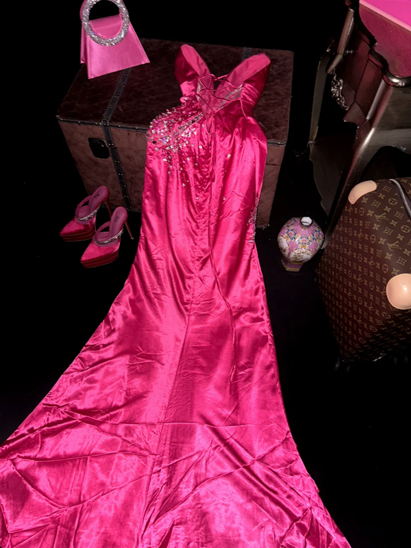 Pink halter neckline, fitted waist, sexy long ball gown R7033