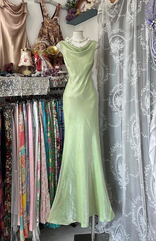 Light green satin fishtail maxi ball gown with a slim waist and a flared collar R6158