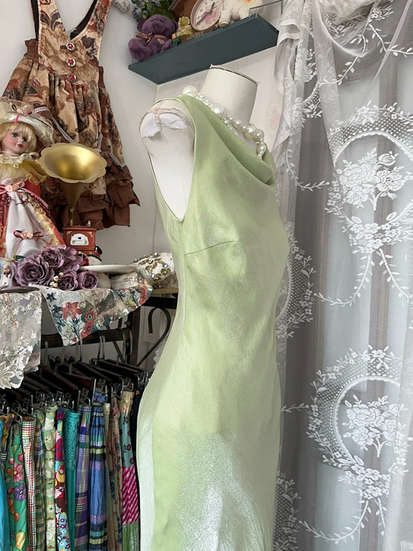 Light green satin fishtail maxi ball gown with a slim waist and a flared collar R6158