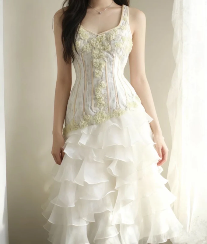 White halter neck, fitted waist, slim-fitting floral tiered skirt, mid-length ball gown R6718